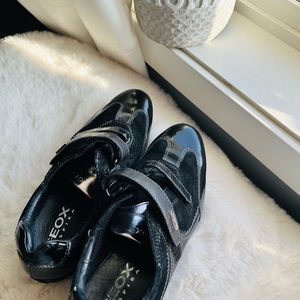 Geox women’s sneakers. GeOx logo with diamond 💎